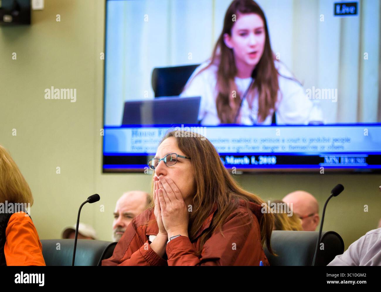 Mars 1, 2018 - créé Paul, Minnesota, USA - Caren Gallagher a écouté Eva Goldfarb, junior de lycée, parler de la peur que les élèves éprouvent à l'école de la menace des armes à feu. Les défenseurs des deux côtés de la question des droits des armes à feu se sont réunis au Capitole alors que deux mesures de contrôle des armes à feu ont été présentées jeudi, mais le comité dirigé par le GOP a voté pour déposer les deux projets de loi. Jeudi 1er mars 2018 Un panel du Minnesota House a retardé jeudi les décisions concernant deux mesures de contrôle des armes à feu, malgré le récent élan national et local autour de la question. Le Comité de la sécurité publique de la Chambre tient une audience sur deux bi de sécurité des armes à feu Banque D'Images