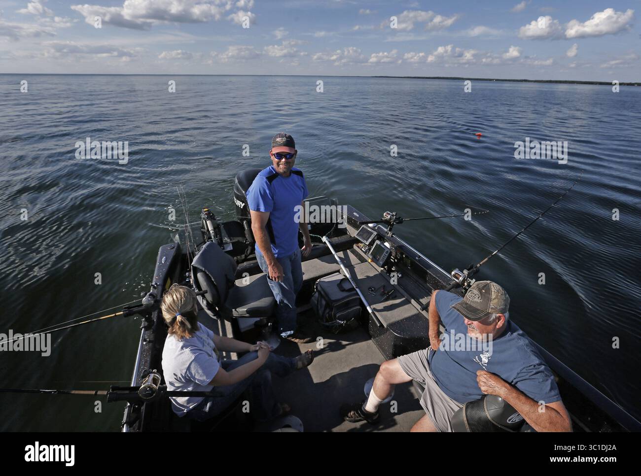 21 juillet 2015 - Isle, MN, États-Unis - le guide de pêche Tim Ajax a emmené Suzy Anderson et George Nitti pour un rapide voyage sur le lac des mille Lacs mardi. E ministère des ressources naturelles du Minnesota a annoncé aujourd'hui que le relevé des nappes de la semaine dernière sur les récoltes estimées, les rejets et les morts de dorés jaunes sur le lac mille Lacs au cours des deux premières semaines de juillet a montré des augmentations drastiques qui pourraient entraîner l'état à atteindre sa limite d'ici juillet 29. - 21 juillet 2015, Isle, MN, Une ''tempête parfaite'' d'événements pourrait amener l'État à fermer la pêche au doré jaune sur le lac des mille Lacs le mois prochain - une décision sans précédent sur le plus populaire Banque D'Images