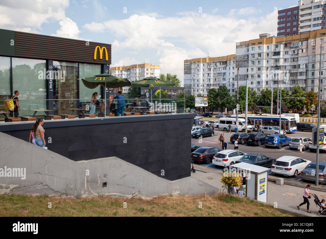 Restaurant McDonalds et immeuble d'appartements à Chișinău Moldavie Banque D'Images