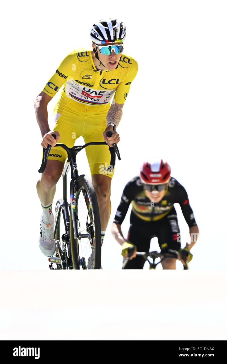 Mont Ventoux, France. 22 juillet 2025. Le slovène Tadej Pogacar de l'Emirats Arabes Unis franchit la ligne d'arrivée de l'étape 16 du Tour de France 2025, de Montpellier au Mont Ventoux (172 km), le mardi 22 juillet 2025 en France. La 112ème édition du Tour de France débute le samedi 5 juillet à Lille, France, et se terminera à Paris, France, le 27 juillet. BELGA PHOTO JASPER JACOBS crédit : Belga News Agency/Alamy Live News Banque D'Images