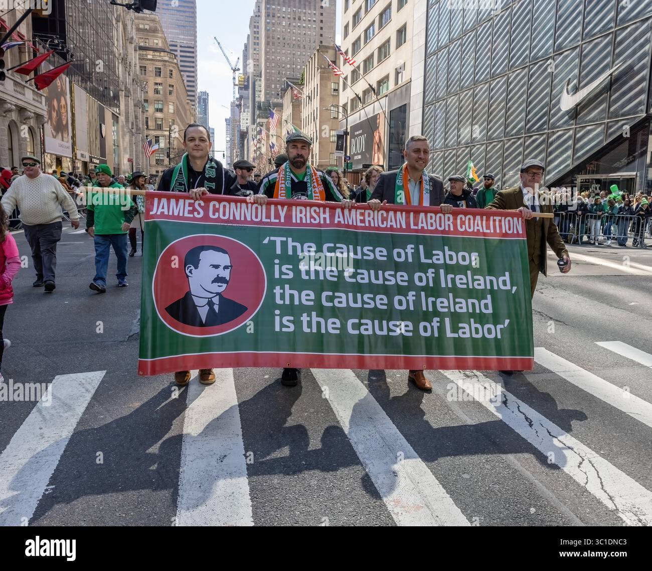 NEW YORK, NEW York – 16 mars 2024 : les marcheurs portent une bannière de la James Connolly Irish American Labor Coalition lors de la Saint Patrick's Day Parade à New York. Banque D'Images