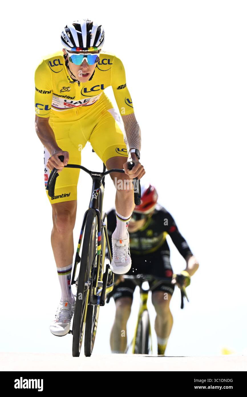 Mont Ventoux, France. 22 juillet 2025. Le slovène Tadej Pogacar de l'Emirats Arabes Unis franchit la ligne d'arrivée de l'étape 16 du Tour de France 2025, de Montpellier au Mont Ventoux (172 km), le mardi 22 juillet 2025 en France. La 112ème édition du Tour de France débute le samedi 5 juillet à Lille, France, et se terminera à Paris, France, le 27 juillet. BELGA PHOTO JASPER JACOBS crédit : Belga News Agency/Alamy Live News Banque D'Images