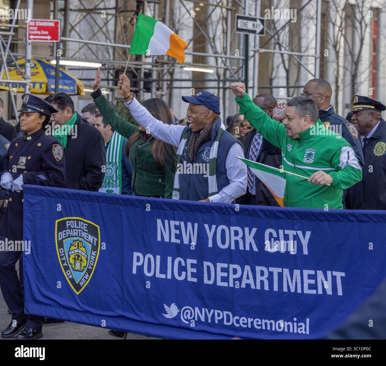 NEW YORK, NEW York – 16 mars 2024 : le maire de New York Eric Adams dirige un contingent du NYPD lors de la parade de la Saint Patrick de New York en 2024. Banque D'Images