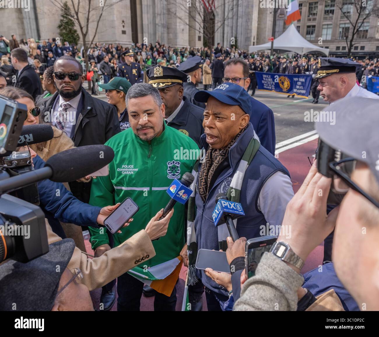 NEW YORK, N.Y. – le 16 mars 2024 : le maire Eric Adams s’adresse aux médias lors du défilé de la Saint Patrick de New York en 2024. Banque D'Images