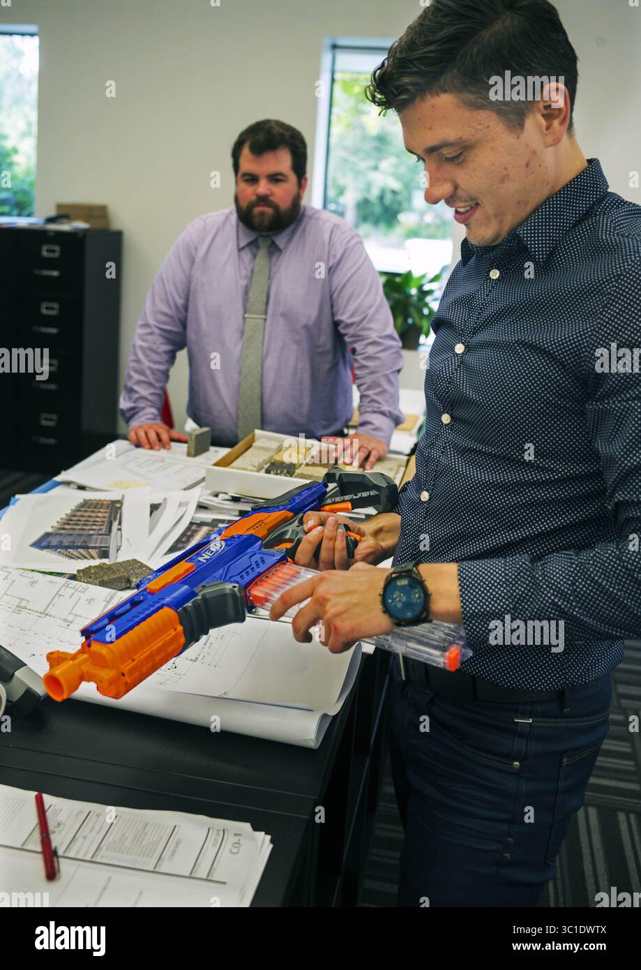 31 août 2015 - Bloomington, Minnesota, États-Unis - architecte Petro mérite des charges pour la prochaine bataille de pistolet nerf. Les employés de Kaas Wilson Architects bénéficient d'avantages qui rendent le travail plus amusant. (Image crédit : Richard Tsong-Taatarii/Minneapolis Star Tribune/TNS via ZUMA Wire) Banque D'Images