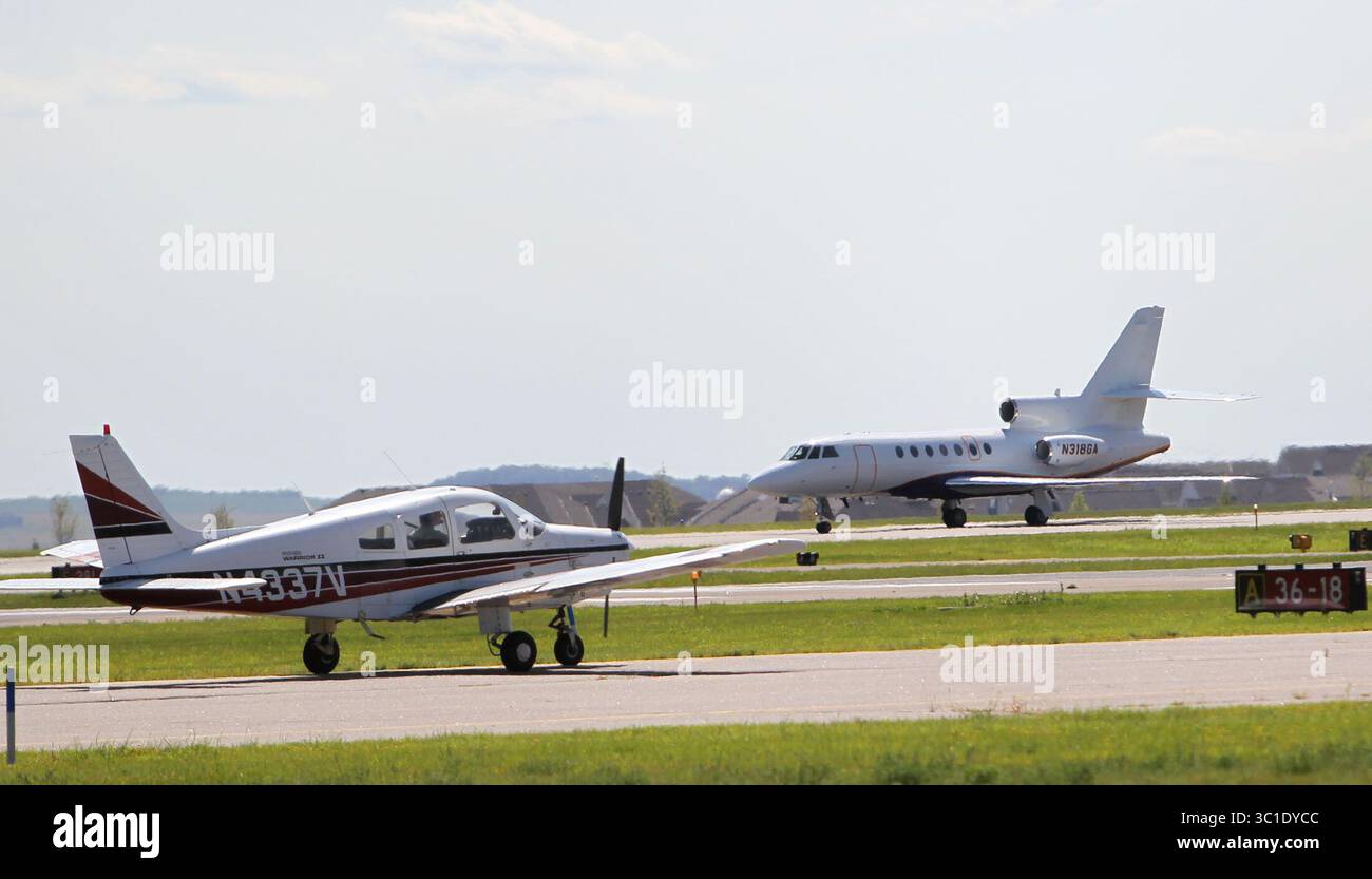 17 août 2010 - Eden Prairie, MN, États-Unis - - Eden Prairie, MN - 17 août 2010 - Brett Favre, quarterback des Vikings du Minnesota, fait signe aux membres des médias et aux fans après leur arrivée en jet à l'aéroport Flying Cloud. Il était accompagné de plusieurs joueurs de Vikings et chassé de l'aéroport par Ryan Longwell, kicker des Vikings. Sur cette photo : le jet transportant des taxies Favre sur la piste après l'atterrissage. (Crédit image : David Joles/Minneapolis Star Tribune/TNS via ZUMA Wire) Banque D'Images