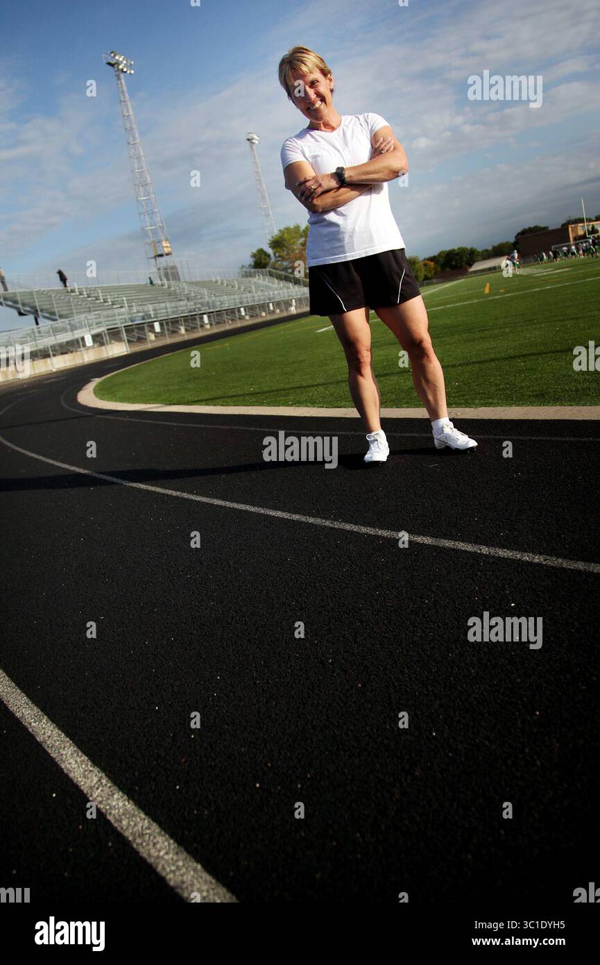 14 septembre 2010 - Minneapolis, MN, USA - Minneapolis, Minn. - 9/14/10 - RENSEIGNEMENTS GÉNÉRAUX - plus de 13 000 athlètes seniors se dirigent vers les Twin Cities dans cinq ans pour les Jeux nationaux seniors d'été. - SUR CETTE PHOTO Susan Adams Loyd, 52 ans, (cq) s'est classée cinquième au 2009 100 mètres aux Jeux nationaux seniors d'été. track est à côté du stade de football derrière le centre communautaire. voici susan adams loyd. (Crédit image : Renee Jones Schneider/Minneapolis Star Tribune/TNS via ZUMA Wire) Banque D'Images
