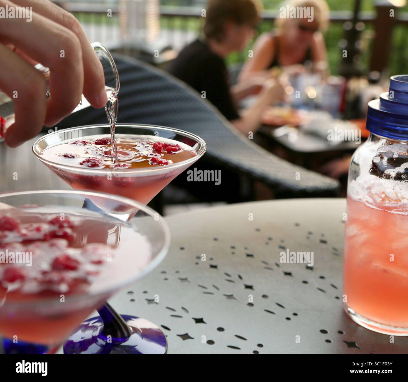 3 juillet 2015 - White Bear Lake, MN, États-Unis - Champaigne est ajouté sous forme de framboises fraîches flottant au sommet d'un Rudytinini, la boisson de signature au Rudy's Rooftop à White Bear Lake, MN, vendredi 3 juillet 2015. Excursion d'une journée au lac White Bear (crédit image : David Joles/Minneapolis Star Tribune/TNS via ZUMA Wire) Banque D'Images