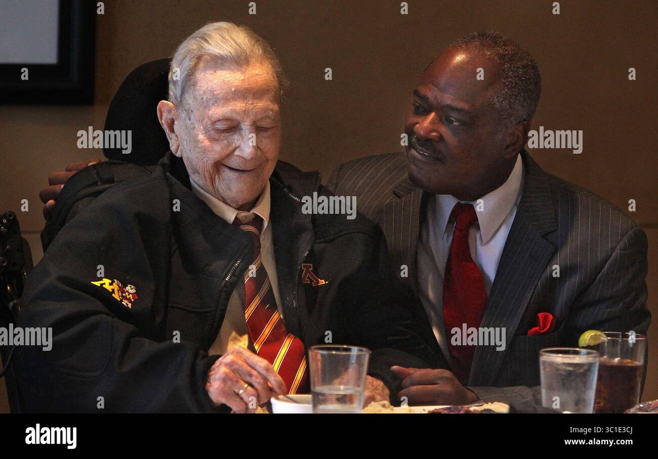28 déc. 2010 - Edina, Minnesota, États-Unis - D'anciens joueurs et amis se sont réunis dans un restaurant local pour célébrer le 98e anniversaire du légendaire entraîneur de football de l'Université du Minnesota MURRAY WARMATH. Parmi les participants se trouvait l'ancien fullback Ernie Cook, qui a ensuite fréquenté l'école de médecine et est retourné à son domicile en Floride en tant que médecin de famille. Cook, qui a prononcé un discours sincère et aussi un toast à Warmath, a rendu visite à l'entraîneur pendant la fête. (Crédit image : Jim Gehrz/Minneapolis Star Tribune/TNS via ZUMA Wire) Banque D'Images