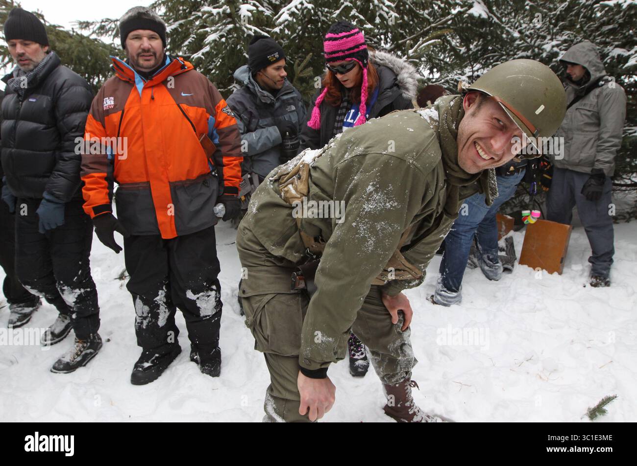 14 janvier 2011 - États-Unis - Ã¢â‚¬Â¢ .LeCenter, MN., vendredi, 1/15/10 (à droite) L'acteur John Cromwell a pris une pause alors que du faux sang a été appliqué sur une blessure avant le tournage d'une scène de ''souvenirs'', en cours de tournage à la réserve de chasse de Traxler à LeCenter MN. L'installation est utilisée par les cinéastes pour recréer les batailles d'hiver pendant la seconde Guerre mondiale de la bataille des Ardennes. Cromwell, fils de James Cromwell, qui est également dans le film, joue le personnage Lt. Bud Vogel. (Crédit image : Bruce Bisping/Minneapolis Star Tribune/TNS via ZUMA Wire) Banque D'Images