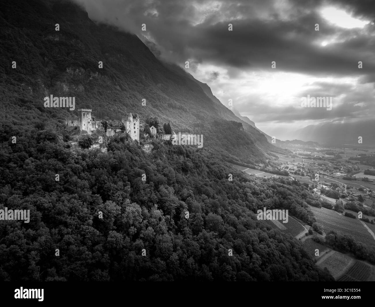 Vue aérienne du château de Miolans en France avec murs partiellement restaurés, palais, tours Banque D'Images