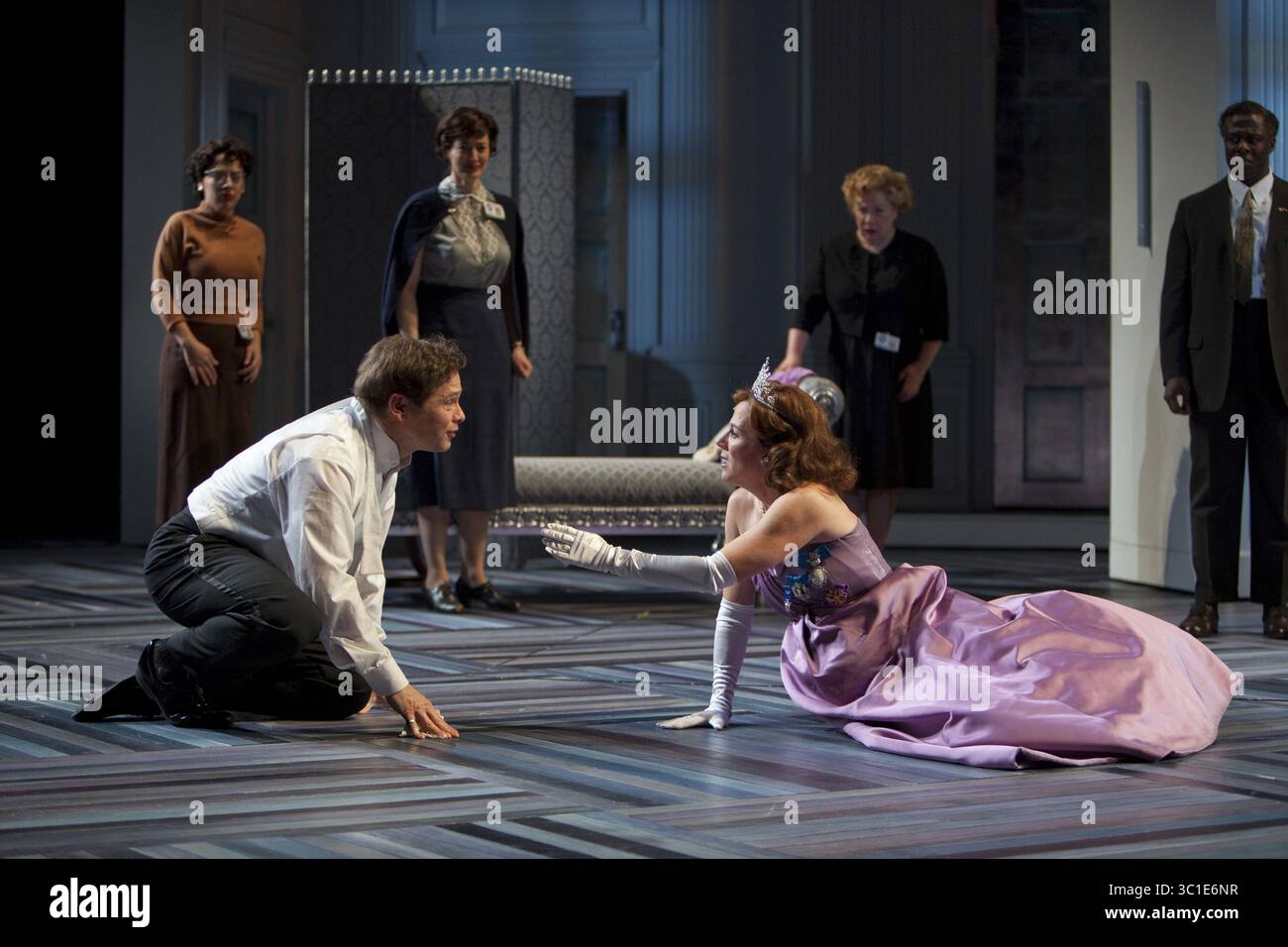 7 février 2011 - Michael Hayden (Leontes), Michelle O'Neill (Hermione), Emily Gunyou Halaas, Christina Baldwin, Suzanne Warmanen et Ansa Akyea dans la production de The WINTER'S TALE de William Shakespeare au Guthrie Theater, réalisé par Jonathan Munby. Décors par Alexander Dodge, costumes par Linda Cho, luminaires par Oliver Fenwick et Philip S. Rosenberg, musique originale composée par Adam Wernick, chorégraphie par photo 2011 Ã‚Â© T. Charles Erickson (crédit image : Minneapolis Star Tribune/TNS via ZUMA Wire) Banque D'Images