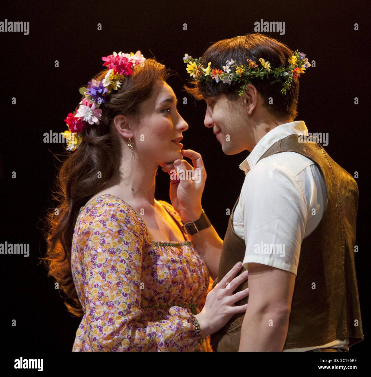 7 février 2011 - Christine Weber (Perdita) et Juan Rivera Lebron (Florizel) dans la production de The WINTER'S TALE de William Shakespeare au Guthrie Theater, mise en scène par Jonathan Munby. Décors d'Alexander Dodge, costumes de Linda Cho, luminaires d'Oliver Fenwick et Philip S. Rosenberg, musique originale composée par Adam Wernick, chorégraphie de Daniel Pelzig. 29 janvier - 27 mars 2011 sur la scène Wurtele Thrust au Guthrie Theater de Minneapolis. Photo 2011 Ã‚Â© T. Charles Erickson (crédit image : Minneapolis Star Tribune/TNS via ZUMA Wire) Banque D'Images