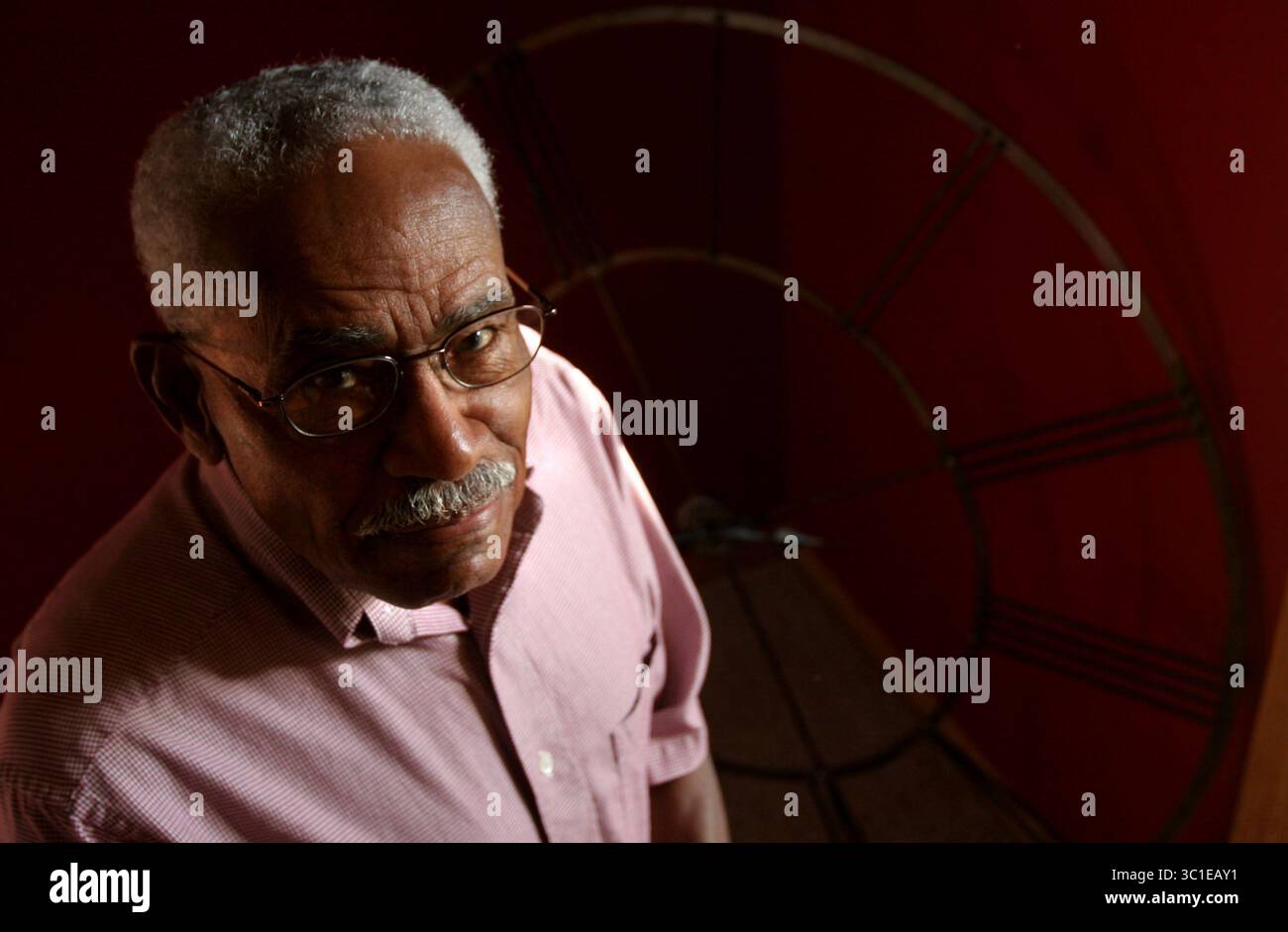 4 octobre 2007 - Brooklyn Park, MN, États-Unis - Don Hudson, 77 ans, ancien entraîneur de football de Macalester, entraîneur à l'école au début des années 1970, quand il est devenu le premier entraîneur-chef afro-américain de football à l'école. Hudson sera honoré avant le match de Mac samedi. (Crédit image : Kyndell Harkness/Minneapolis Star Tribune/TNS via ZUMA Wire) Banque D'Images