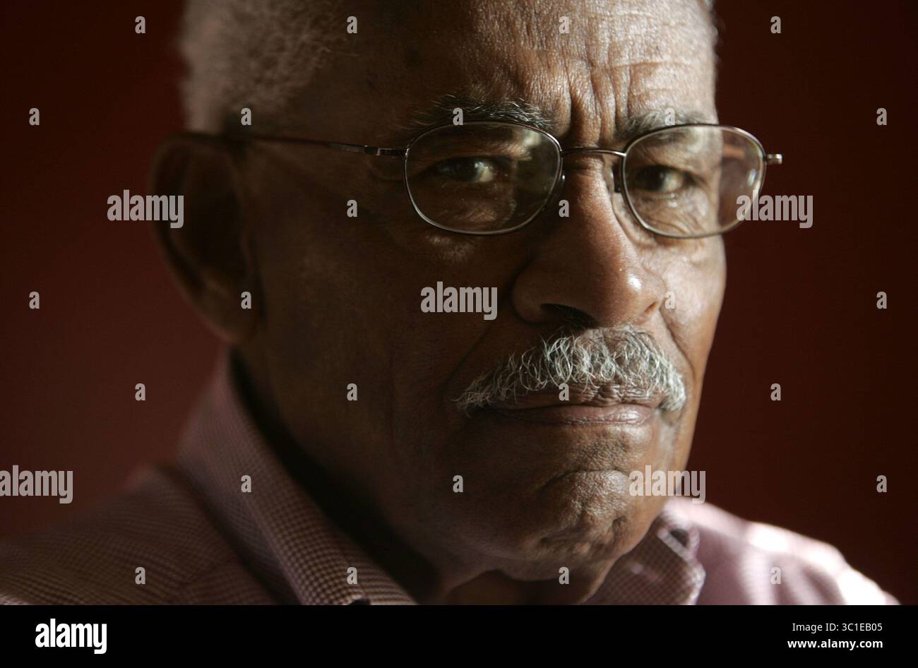 4 octobre 2007 - Brooklyn Park, MN, États-Unis - Don Hudson, 77 ans, ancien entraîneur de football de Macalester, entraîneur à l'école au début des années 1970, quand il est devenu le premier entraîneur-chef afro-américain de football à l'école. Hudson sera honoré avant le match de Mac samedi. (Crédit image : Kyndell Harkness/Minneapolis Star Tribune/TNS via ZUMA Wire) Banque D'Images