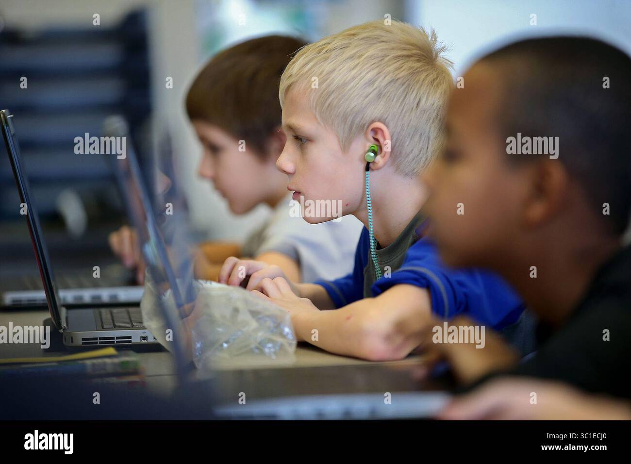 Dec. 7, 2015 - Robbinsdale, MN, États-Unis - Dawson Franke, cq, au centre, a travaillé sur ses compétences de codage aux côtés de ses camarades de classe pendant l''heure de Code'' à l'École d'ingénierie et d'arts de Robbinsdale, lundi 7 décembre 2015 à Robbinsdale, MN. (/STAR TRIBUNE) (crédit image : Elizabeth Flores/Minneapolis Star Tribune/TNS via ZUMA Wire) Banque D'Images
