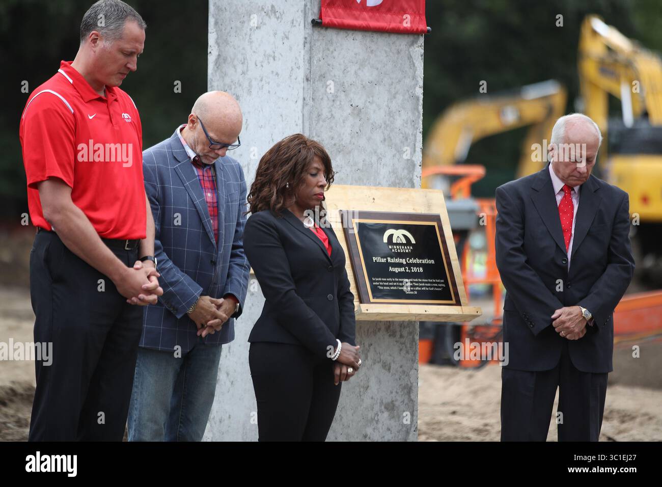 2 août 2018 - Minneapolis, Minnesota, États-Unis - Jason Wenschlag a quitté le directeur de l'école supérieure de la Minnehaha Academy, le révérend Mark Stromberg, le président de Donna Harris, et le président du conseil David Anderson ont incliné la tête lors d'une prière lors d'une cérémonie de levée de pilier jeudi 2 août 2018 à Minneapolis, MN. La cérémonie a eu lieu à l'occasion du premier anniversaire de l'explosion de gaz qui a eu lieu à l'Académie Minnehaha. (Crédit image : Jerry Holt/Minneapolis Star Tribune/TNS via ZUMA Wire) Banque D'Images
