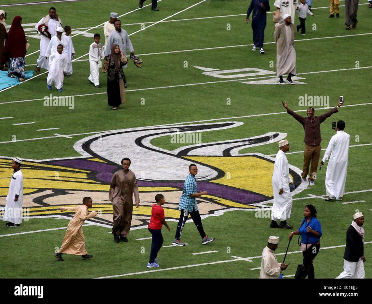 20 août 2018 - Minneapolis, MN, États-Unis - pour célébrer l'Aïd ul-Adha, l'organisation Super Aïd espère réunir plus de 50 000 musulmans pour prier. Ici, un célébrant a sa photo prise près du logo Vikings mardi, 21 août 2018, au U.S. Bank Stadium, à Minneapolis, MN. .... Célébrez l'Aïd ul-Adha, l'organisation Super Aïd espère réunir plus de 50 000 musulmans pour prier mardi au stade U.S. Bank. Une célébration suivra au parc Commons adjacent au stade. (Crédit image : David Joles/Minneapolis Star Tribune/TNS via ZUMA Wire) Banque D'Images