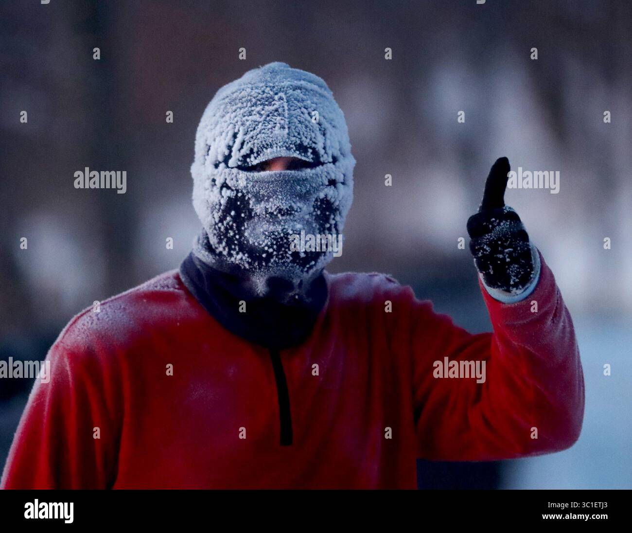Janvier 31, 2019 - Minneapolis, Minnesota, États-Unis - CHRIS, qui a refusé de donner son nom de famille parce qu'il était inquiet ''les gens pourraient penser que je suis fou,'' a donné un pouce en faisant du jogging autour du lac Harriet avec une tête pleine de gel dans des températures inférieures à 20 degrés jeudi. Chris dit qu'il fait du jogging tous les jours, peu importe si et que dans un froid extrême, la clé est de continuer à bouger. Dans certaines régions du midwest, les températures ont chuté en dessous de moins-50 degrés lorsqu'un souffle d'air arctique, connu sous le nom de vortex polaire, a balayé certaines parties du midwest. Au moins huit morts sont blâmés par les températures glaciales. (Image crédit : Banque D'Images