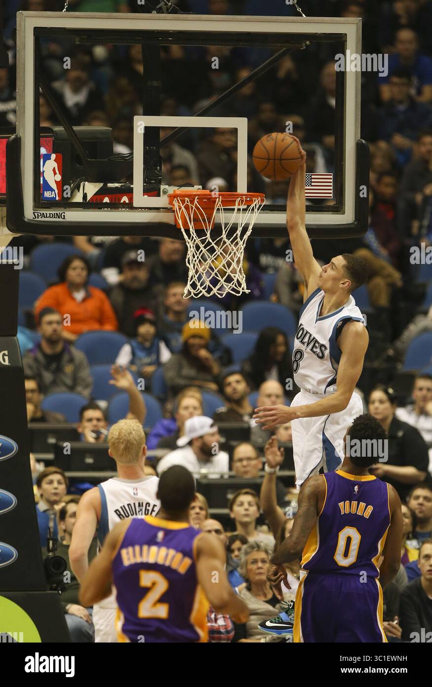 14 décembre 2014 - Minneapolis, Minnesota, États-Unis - les Timberwolves du Minnesota gardent Zach LaVine (8) avec un dunk pour le deuxième quart dimanche soir au Target Center de Minneapolis. â€¢ les Timberwolves du Minnesota ont accueilli les Lakers de Los Angeles dans un match de la NBA dimanche soir, le 14 décembre 2014, au Target Center de Minneapolis. Kobe Bryant des Lakers a dépassé Michael Jordan sur la liste des buts de tous les temps au deuxième quart-temps du match. (Crédit image : Jeff Wheeler/Minneapolis Star Tribune/TNS via ZUMA Wire) Banque D'Images