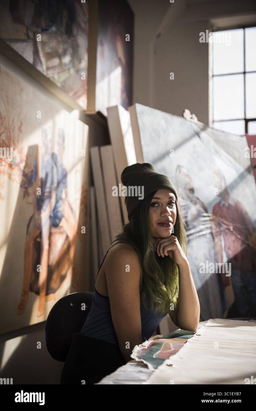 16 février 2017 - Minneapolis, MN, États-Unis - L'artiste Leslie Barlow pose pour une photo dans son atelier avec quelques-unes de ses peintures. ....RENSEIGNEMENTS GÉNÉRAUX : L'artiste Leslie Barlow pose pour une photo dans son studio dans le Northrup King Building à Minneapolis le jeudi 16 février 2017. Barlow peint des gens qui lui ressemblent un peu : des couples multiraciaux, des familles, des amis. Son dernier projet - des portraits à grande échelle mettant en scène des familles interraciales - a été inspiré par le 50e anniversaire de l'affaire Loving v. Virginia, commémoré en 2017. ''Loving'' ouvre février 25 à fonctionnaire public. (Crédit IM Banque D'Images