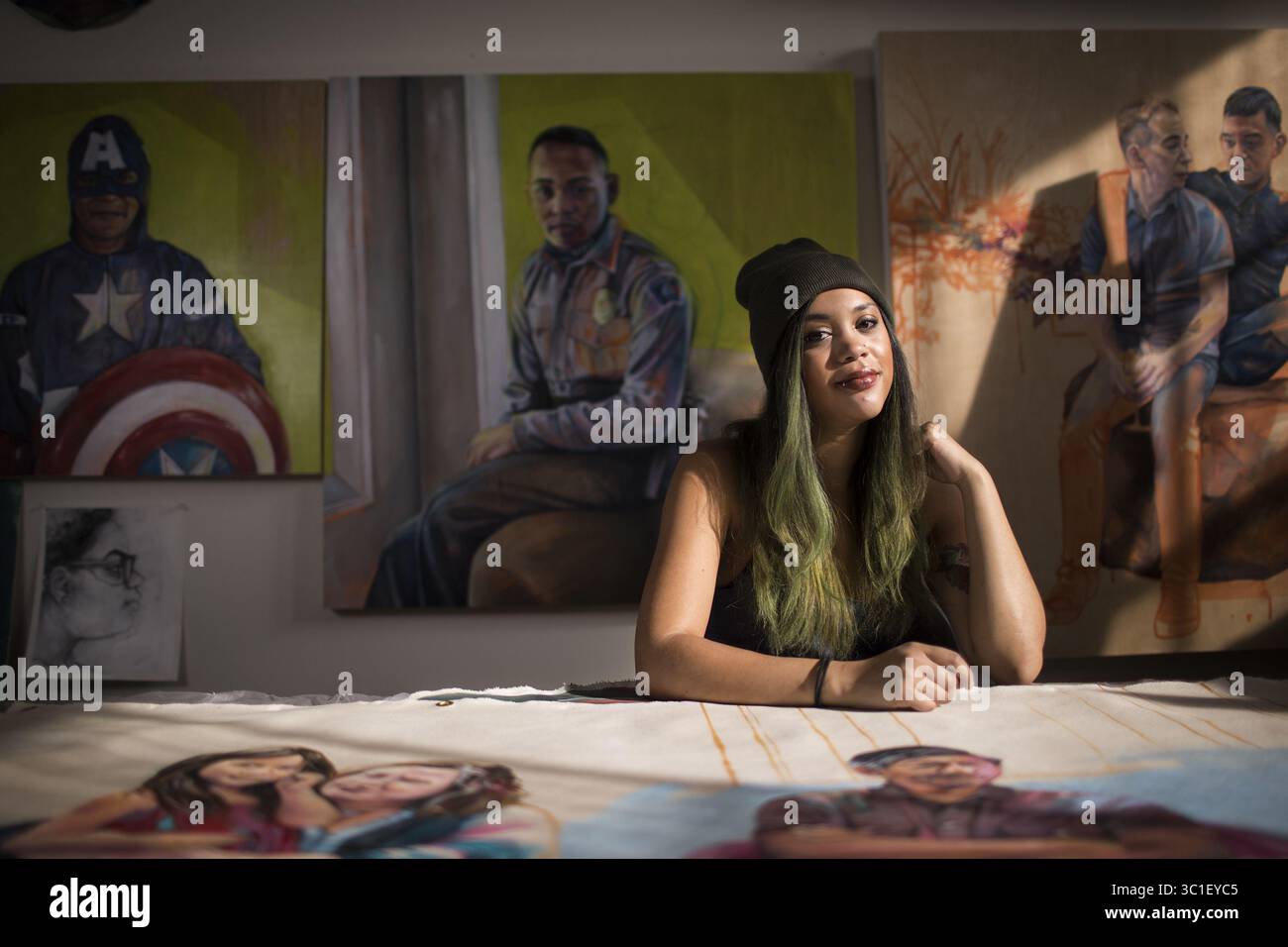 16 février 2017 - Minneapolis, MN, États-Unis - L'artiste Leslie Barlow pose pour une photo dans son atelier avec quelques-unes de ses peintures. ....RENSEIGNEMENTS GÉNÉRAUX : L'artiste Leslie Barlow pose pour une photo dans son studio dans le Northrup King Building à Minneapolis le jeudi 16 février 2017. Barlow peint des gens qui lui ressemblent un peu : des couples multiraciaux, des familles, des amis. Son dernier projet - des portraits à grande échelle mettant en scène des familles interraciales - a été inspiré par le 50e anniversaire de l'affaire Loving v. Virginia, commémoré en 2017. ''Loving'' ouvre février 25 à fonctionnaire public. (Crédit IM Banque D'Images