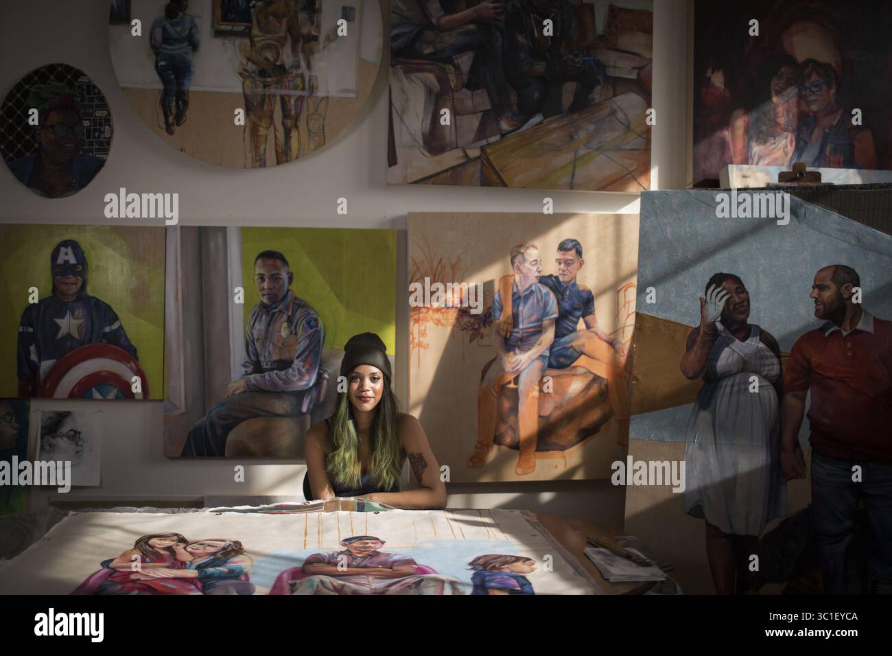 16 février 2017 - Minneapolis, MN, États-Unis - L'artiste Leslie Barlow pose pour une photo dans son atelier avec quelques-unes de ses peintures. ....RENSEIGNEMENTS GÉNÉRAUX : L'artiste Leslie Barlow pose pour une photo dans son studio dans le Northrup King Building à Minneapolis le jeudi 16 février 2017. Barlow peint des gens qui lui ressemblent un peu : des couples multiraciaux, des familles, des amis. Son dernier projet - des portraits à grande échelle mettant en scène des familles interraciales - a été inspiré par le 50e anniversaire de l'affaire Loving v. Virginia, commémoré en 2017. ''Loving'' ouvre février 25 à fonctionnaire public. (Crédit IM Banque D'Images