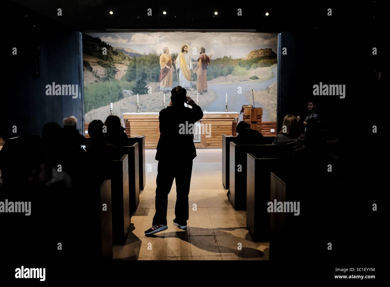 14 février 2019 - Abu Gosh, Israël - niché dans les collines de Judée entre le village arabe israélien d'Abu Gosh et le kibboutz juif Maale Hahamisha, à un endroit associé au site biblique de Kiryat Yaarim dans lequel l'Arche de l'Alliance était stationnée avant d'être amenée à Jérusalem par le roi David, sur le chemin des Emmaus qui relie Emmaus Nicopolis à Jérusalem, Saxe, un nouveau centre chrétien des visiteurs ouvre ses portes aux visiteurs. Fondée par l'Opus Dei, une institution catholique rendue célèbre par le roman de 2003 â€œThe Da Vinci Codeâ€ , Saxum vise à approfondir la connaissance touristique de la Terre Sainte Banque D'Images