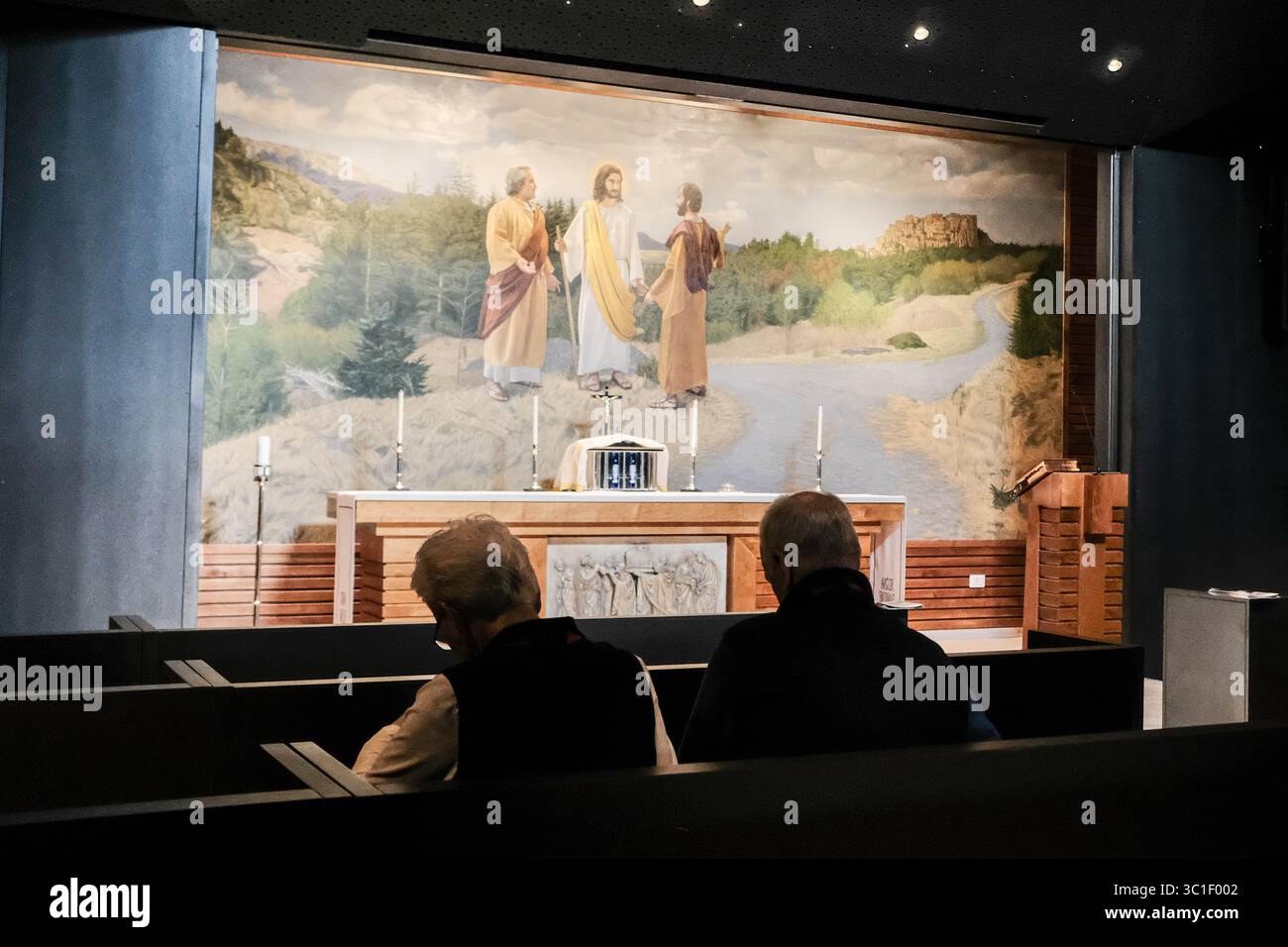 14 février 2019 - Abu Gosh, Israël - niché dans les collines de Judée entre le village arabe israélien d'Abu Gosh et le kibboutz juif Maale Hahamisha, à un endroit associé au site biblique de Kiryat Yaarim dans lequel l'Arche de l'Alliance était stationnée avant d'être amenée à Jérusalem par le roi David, sur le chemin des Emmaus qui relie Emmaus Nicopolis à Jérusalem, Saxe, un nouveau centre chrétien des visiteurs ouvre ses portes aux visiteurs. Fondée par l'Opus Dei, une institution catholique rendue célèbre par le roman de 2003 â€œThe Da Vinci Codeâ€ , Saxum vise à approfondir la connaissance touristique de la Terre Sainte Banque D'Images