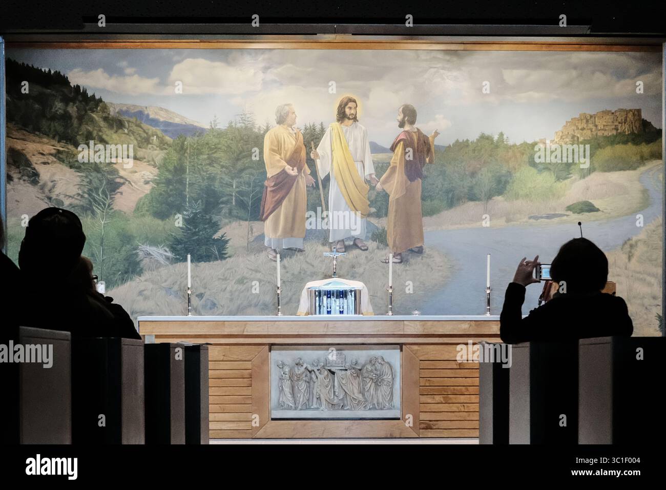 14 février 2019 - Abu Gosh, Israël - niché dans les collines de Judée entre le village arabe israélien d'Abu Gosh et le kibboutz juif Maale Hahamisha, à un endroit associé au site biblique de Kiryat Yaarim dans lequel l'Arche de l'Alliance était stationnée avant d'être amenée à Jérusalem par le roi David, sur le chemin des Emmaus qui relie Emmaus Nicopolis à Jérusalem, Saxe, un nouveau centre chrétien des visiteurs ouvre ses portes aux visiteurs. Fondée par l'Opus Dei, une institution catholique rendue célèbre par le roman de 2003 â€œThe Da Vinci Codeâ€ , Saxum vise à approfondir la connaissance touristique de la Terre Sainte Banque D'Images