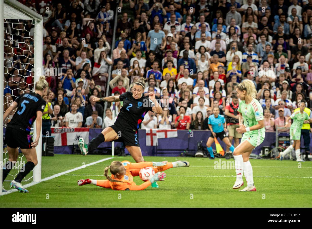22 juillet 2025, Genève, Suisse : Emma Severini #8 et Lucy Bronze #2 ENG regardent le gardien Hampton sauve bas dans la demi-finale du Championnat UEFA Euro 2025 Womens, Angleterre contre Italie crédit : action plus Sports images/Alamy Live News Banque D'Images