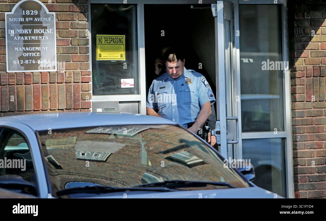 5 mai 2015 - Minneapolis, MN, États-Unis - Un policier de Minneapolis émerge d'un appartement où un homme a été tué vers l'aube mardi 5 mai 2015, dans le sud de Minneapolis au 1829 S. 5th Ave. Une personne est en garde à vue. Un homme a été tué vers l'aube mardi dans le sud de Minneapolis à cet immeuble au 1829 S. 5th Ave mardi, 5 mai 2015. Une personne est en garde à vue. (Crédit image : David Joles/Minneapolis Star Tribune/TNS via ZUMA Wire) Banque D'Images