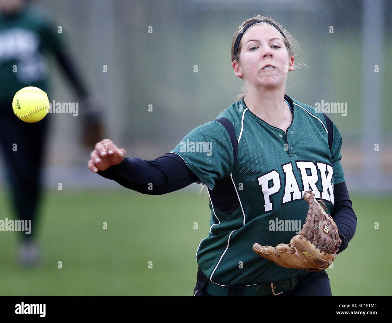 11 mai 2015 - Cottage Grove, MN, États-Unis - Rachel Suter (15 ans) de Park High a jeté un coureur dans la troisième manche. , 11 mai 2015, Cottage Grove, MN, Park High School / PrEP Girls softball, White Bear Lake à Park (crédit image : Carlos Gonzalez/Minneapolis Star Tribune/TNS via ZUMA Wire) Banque D'Images