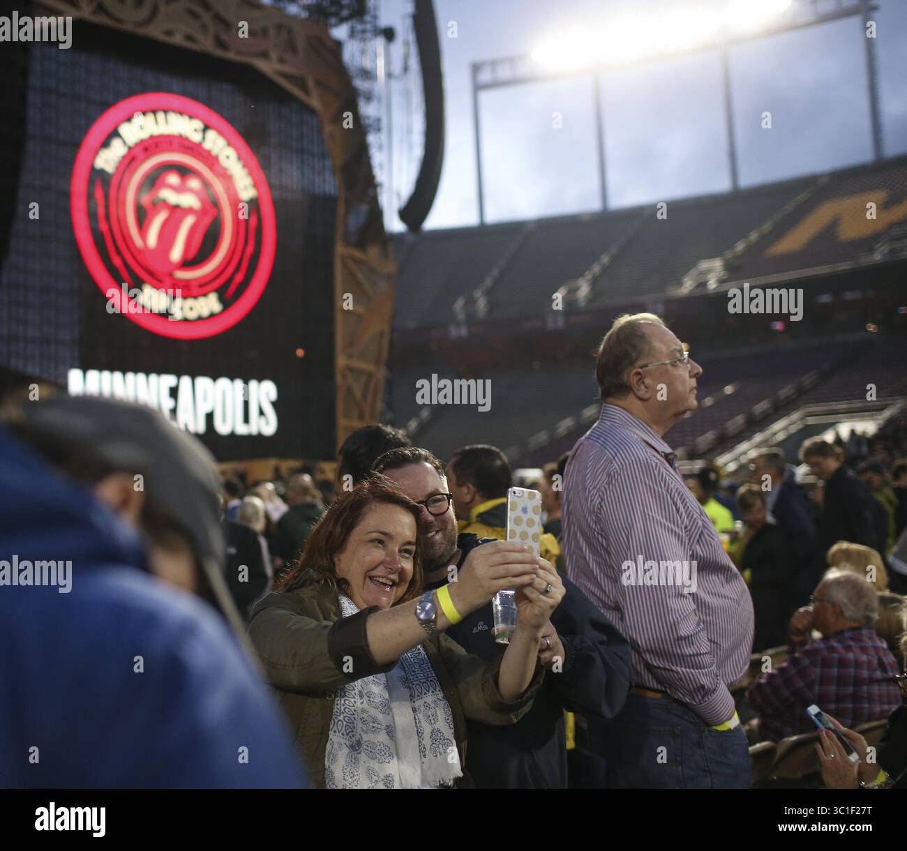 3 juin 2015 - Minneapolis, MN, États-Unis - il était temps de selfie en attendant les Rolling Stones au stade TCF Bank mercredi soir. Les Rolling Stones ont apporté leur tournée de CODE postal au TCF Bank Stadium mercredi soir, 3 juin 2015 à Minneapolis. (Crédit image : Jeff Wheeler/Minneapolis Star Tribune/TNS via ZUMA Wire) Banque D'Images