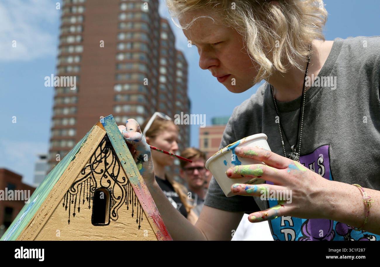 6 juin 2015 - MPLS, MN, États-Unis - Mini Polis est un modèle miniature de Minneapolis, construit en collaboration avec de nombreuses personnes qui vivent ici et dans le Minnesota ou ont des liens avec Minneapolis. Ici, Anna Reynolds, de Milwaukee, dont le frère Jon Reynolds était parmi les organisateurs des projets, travaille sur une maison avec sa sœur Natalie, non représentée. La ville modèle est exposée au Minneapolis Convention Center Plaza et a été vue le samedi 6 juin 2015 à Minneapolis, MN. Niko Kubota, artiste/architecte local, et Micah Roth, (ne connaît pas sa profession) dirigent une communauté pro de la sculpture sociale Banque D'Images