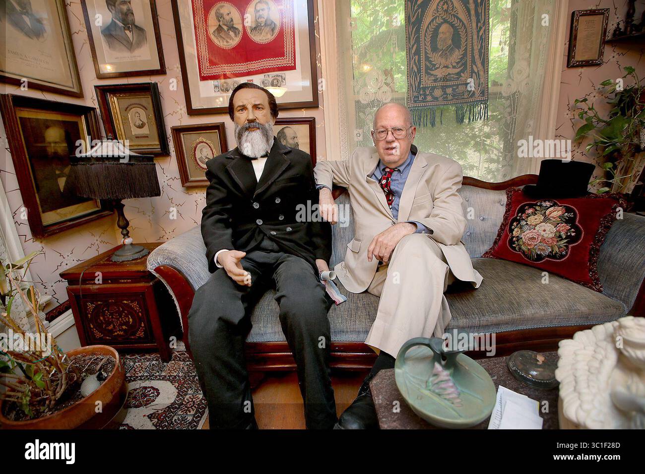 11 juin 2015 - présenté Paul, MN, U.S. - Seth Hawkins (Dr Fan comme il se fait appeler lui-même) a siégé dans sa salle de collection du président James A. Garfield, le jeudi 11 juin 2015 à offert Paul, MN. Hawkins, un passionné de baseball, vit dans la James Sleeper House and Museum. Hawkins a acheté la maison en 1993 où il abrite sa collection de musée d'art décoratif de l'âge d'Or (1865-1899) Il donne aussi des visites privées. (/STAR TRIBUNE) (crédit image : Elizabeth Flores/Minneapolis Star Tribune/TNS via ZUMA Wire) Banque D'Images