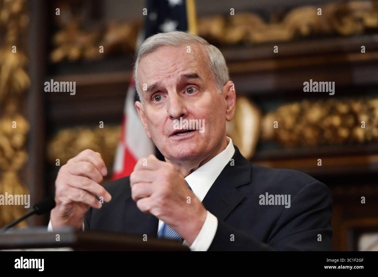 3 janvier 2017 - Saint Paul, Minnesota, États-Unis - le gouverneur Mark Dayton a tenu sa première conférence de presse dans la salle de réception du gouverneur récemment rénovée. Mardi 3 janvier 2017 la session législative du Minnesota de 2017 commence officiellement à midi, lorsque la Chambre et le Sénat martelent pour prêter serment de nouveaux membres et d'autres devoirs cérémoniels. (Crédit image : Glen Stubbe/Minneapolis Star Tribune/TNS via ZUMA Wire) Banque D'Images