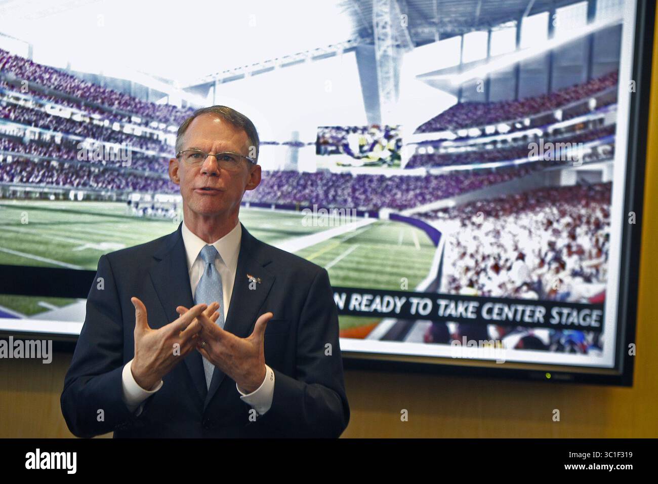 7 mai 2014 - Minneapolis, MN, USA - DOSSIER - dans ce mercredi 7 mai 2014, photo de dossier, le PDG de la banque américaine Richard Davis parle de la candidature du Minnesota pour le Super Bowl 2018, à Minneapolis. Le mardi 17 janvier 2017, U.S. Bank a annoncé que Davis quittait ses deux rôles à compter du 18 avril 2017. Il sera remplacé par Andy Cecere, qui est actuellement président et chef de l'exploitation de la U.S. Bank. (Crédit image : Elizabeth Flores/Minneapolis Star Tribune/TNS via ZUMA Wire) Banque D'Images
