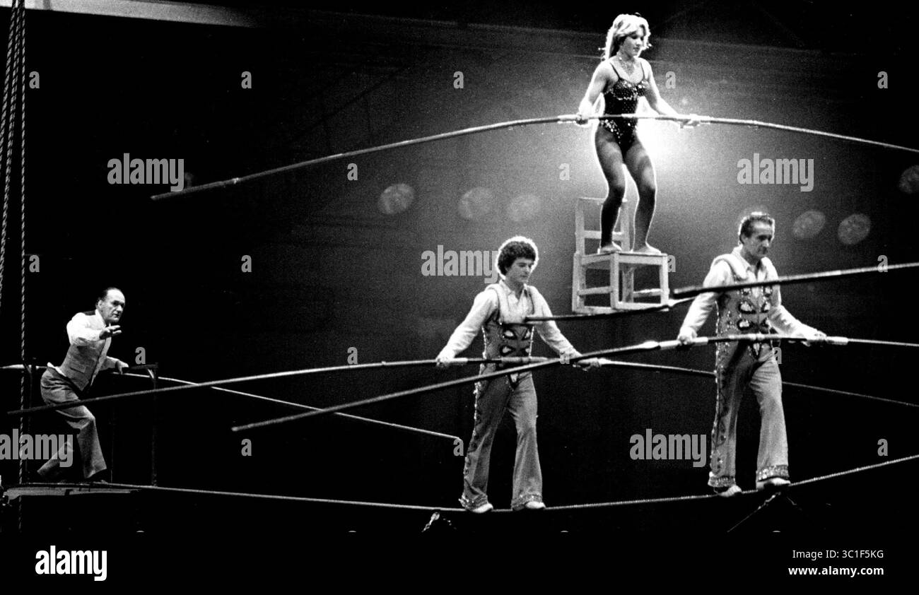 19 janvier 1978 - É.-U. - 19 janvier 1978 SUPERVISEUR DE HAUT NIVEAU - Karl Wallenda. Left, qui fêtera son 73e anniversaire ce week-end, a supervisé ses petits-enfants, Rietta, 17 ans, et Mario, 21, et deux étudiants, Louis Murillo et Bubba Hettig (dont un n'est pas représenté sur la photo), alors qu'ils se produisaient à 40 pieds au-dessus du sol dans l'ancien auditorium St.Paul hier soir. Wallenda a également parcouru le fil une fois dans le territoire de la capitale australienne qui faisait partie du Minnesota Sportsman's Show, qui dure jusqu'à dimanche. Les représentations sur scène sont 21 h aujourd'hui et demain, 15 h 30 et 21 h samedi et 15 h 30 et 19 h dimanche. , Minneapolis Star Tribune Banque D'Images