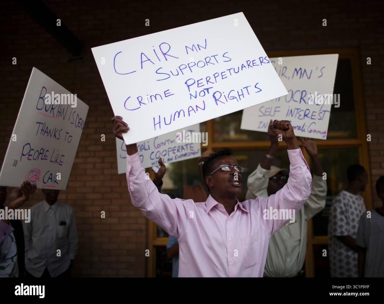 NEAPOLIS - 6/11/09 - environ 50 membres de la communauté somalienne ont protesté contre une réunion tenue jeudi soir au Brian Coyle Community Center. La réunion a été parrainée par plusieurs groupes, dont le Conseil des relations américano-islamiques (CAIR), qui a suscité la colère des manifestants. Ils disent que le CAIR interfère avec une enquête sur la mort de Burhan Hassan, adolescent de Minneapolis, tué en Somalie. SUR CETTE PHOTO : Abdirizak Bihi, l'oncle de Bruhan Hassan, a dirigé le chant des manifestants devant le Brian Coyle Community Center jeudi soir alors qu'un social de la communauté des droits civiques w Banque D'Images