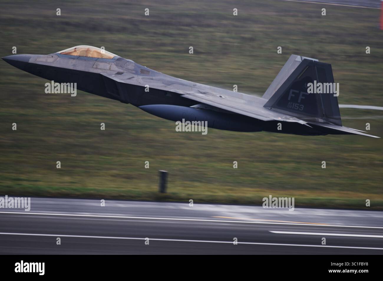 Un F-22 Raptor de la 1st Fighter Wing, joint base Langley-Eustis, Virginie gagne de la vitesse alors qu'il décolle à la Royal Air Force Lakenheath, Angleterre Oct. Banque D'Images