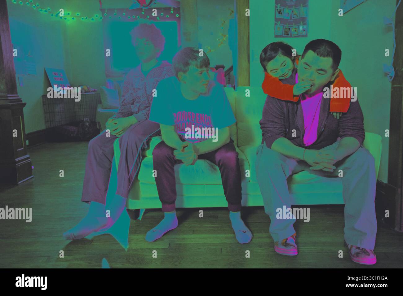 Mars 15, 2017 - créé Paul, MN, U.S.A - étudiants de la Minnehaha Academy Daniel Rose, de gauche à droite, 14 ans, et Peter Shaffer, 14 ans, passez du temps avec Ken vue et sa fille Diav vue, 7 ans, tout en restant à leur domicile à un Paul. ..RENSEIGNEMENTS GÉNÉRAUX : à St Paul le mercredi 15 mars 2017. City Stay est une occasion pour les élèves du secondaire du Minnesota de faire des séjours à la maison dans les maisons d'autres résidents locaux. Le programme d'échanges culturels favorise de nouvelles relations entre les communautés européennes, latino-américaines, somaliennes et hmong du Minnesota. (Crédit image : Leila Navidi/Minneapolis Star Tribune/TNS via ZUMA Wire) Banque D'Images