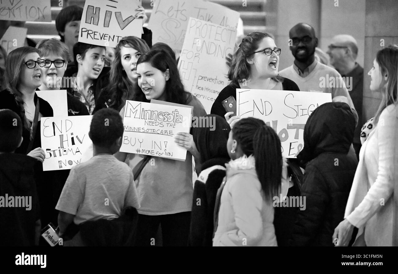 27 mars 2017 - St Paul, Minnesota, États-Unis - des activistes ont défilé jusqu'à la Rotonde alors que le programme de la Journée d'action contre le sida commençait, s'arrêtant pour laisser passer en premier un groupe d'élèves en visite. Lundi 27 mars 2017 Un segment de l’historique AIDS Memorial Quilt sera exposé au Capitole de l’État du Minnesota pour la Journée annuelle d’action contre le sida du Minnesota Project le 27 mars..... Le AIDS Memorial Quilt est le plus grand projet artistique communautaire en cours dans le monde. Pesant 54 tonnes, la courtepointe compte plus de 48 000 panneaux représentant plus de 94 000 personnes. MAP apporte un segment mettant en vedette les Minnesotans à la Banque D'Images
