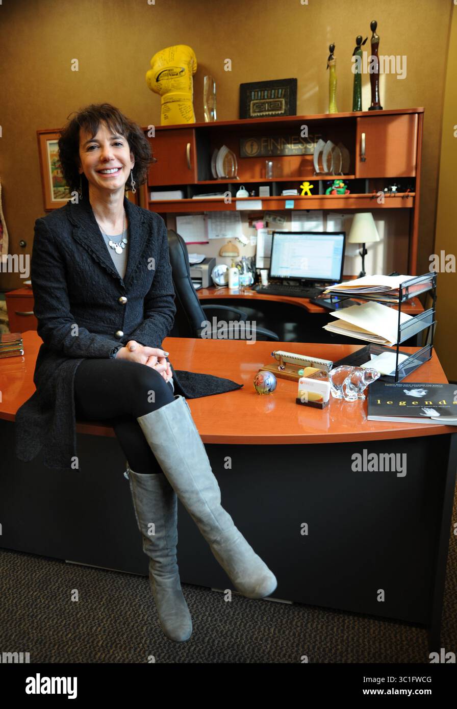 14 novembre 2012 - Minnetonka, Mn, États-Unis - Janie Finn est assise sur son bureau au deuxième étage de l'immeuble Voyager Bank à Minnetonka le mercredi 14 novembre 2012. Elle n'a pas eu à quitter le monde de l'entreprise pour lancer Finnesse Partners, sa société de recrutement basée à Minnetonka et spécialisée dans le recrutement pour les entreprises de dispositifs médicaux. Au lieu de cela, Finn s'est lancé dans les affaires lorsque son employeur de longue date, Hudson, société de recrutement mondiale cotée en bourse, s'est retiré du Minnesota, mais l'a laissée pour continuer à servir les clients, la libérant d'une clause de non-concurrence et laissant son équipement de bureau et almo Banque D'Images