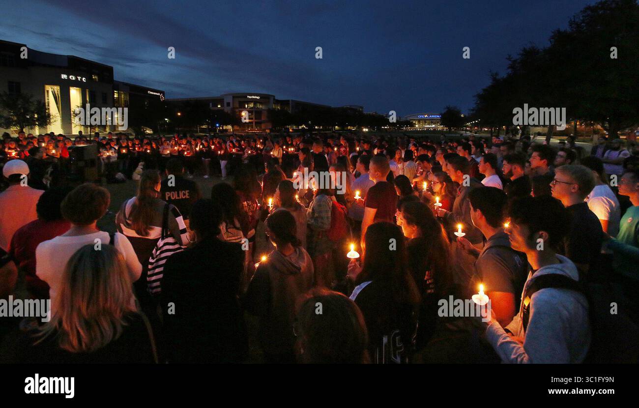 14 février 2019 - Orlando, FL, USA - Une veillée aux chandelles au Memory Mall sur le campus de l'UCF à Orlando, Floride, en commémoration du premier anniversaire de la fusillade de masse à l'école secondaire Marjory Stoneman Douglas, le jeudi 14 février 2019. (Crédit image : © Stephen M. Dowell/Orlando Sentinel/TNS via ZUMA Wire) Banque D'Images