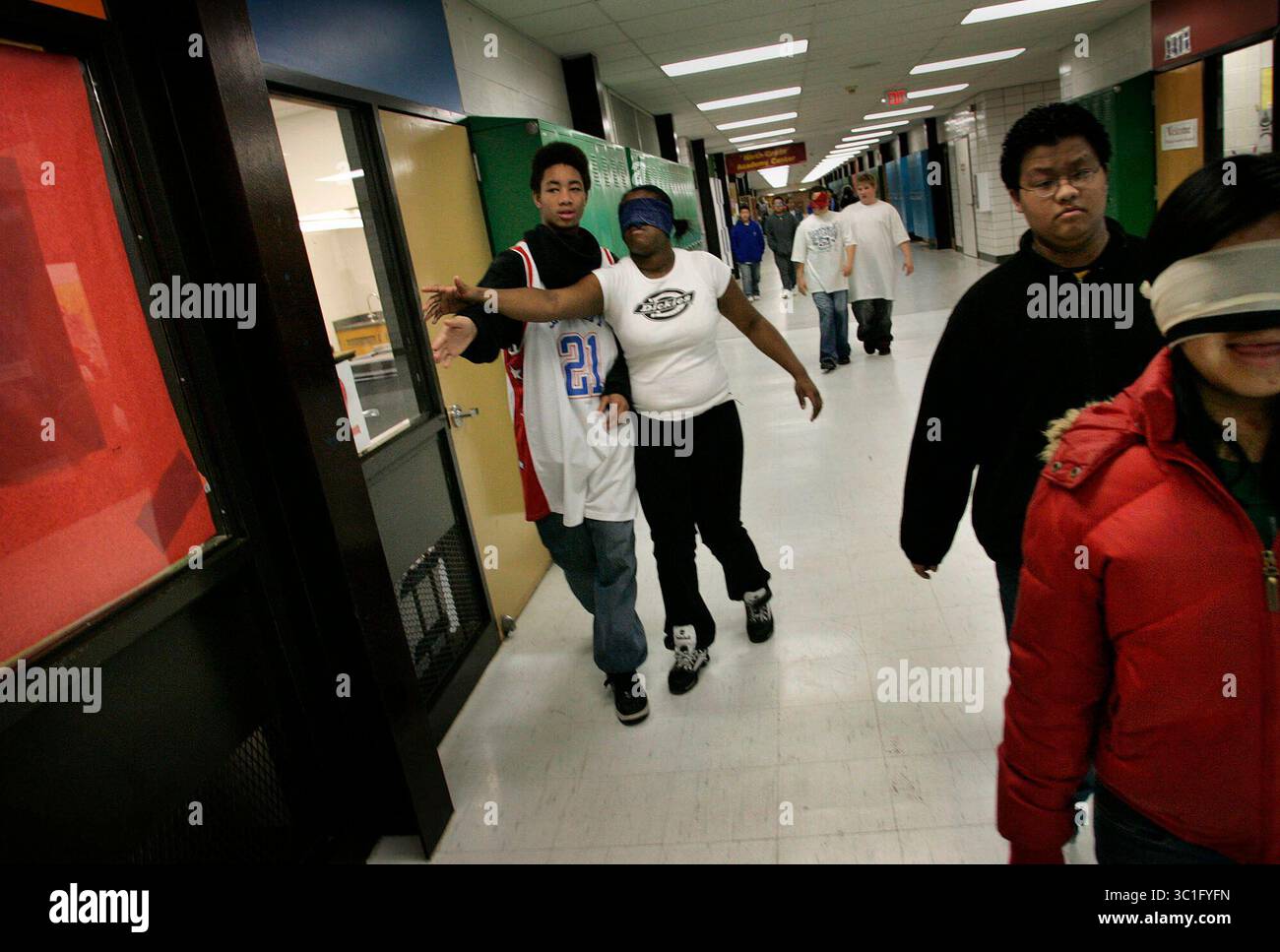 05 janv. 2006 ; Minneapolis, MN, États-Unis ; Paul Harding High Freshman English class les élèves de première année ont une idée de ce que c'est que d'être aveugles tout en marchant tour à tour dans les couloirs de l'école les yeux bandés comme un exercice dans l'étude de l'éducatrice aveugle et sourde et auteure Helen Keller, sujet du célèbre livre 'The Miracle Worker', de William Gibson. Parmi les participants jeudi 5 janvier 2006, il y avait Lemar Anderson, de gauche à droite, Treneicia Sylvester, Bee Yang et mai K. mou. Les élèves de la classe de l'enseignante Angela Raven ont également appris l'alphabet manuel de la langue des signes et l'ont utilisé pour communiquer pendant le Banque D'Images