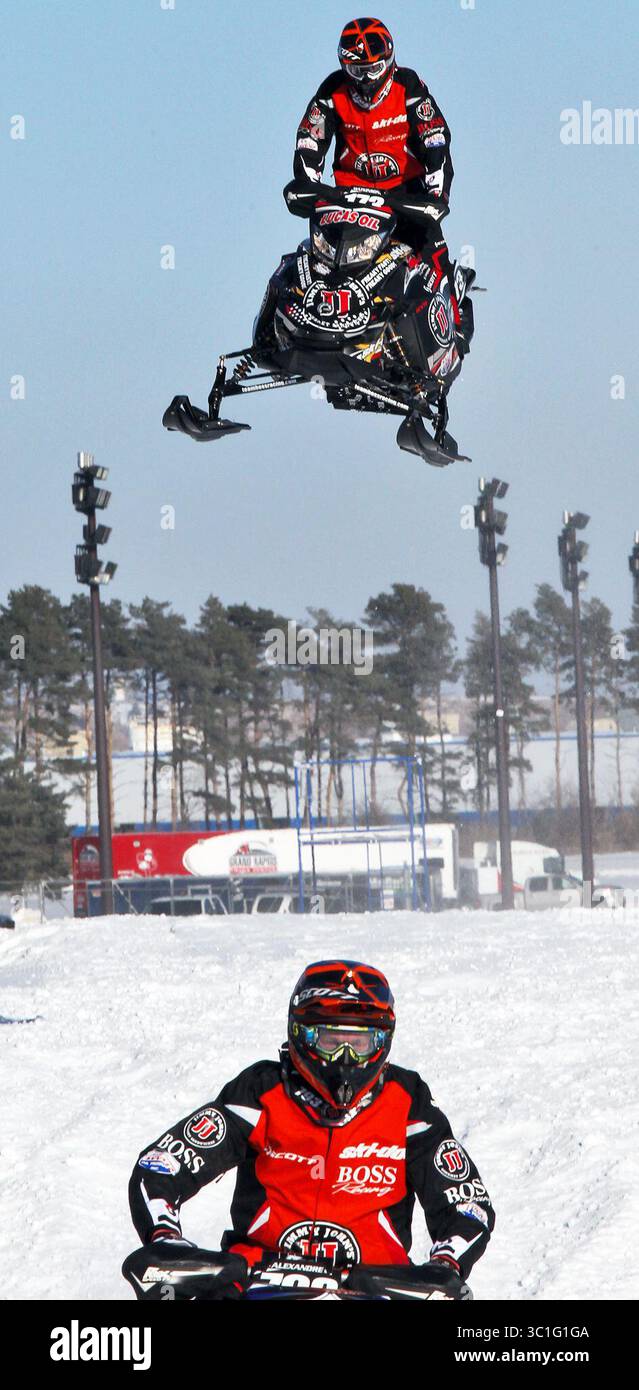 3 janvier 2013 - Shakopee, Minnesota, États-Unis - la National Snowmobile Racers Association organise une rencontre au Canterbury Race course à Shakopee ce week-end avec un ovale de plusieurs sauts. Les coureurs se sont entraînés sur le parcours jeudi après-midi. Renaud Alexandre, de Val-D'Or Québec, en bas, descend la piste tandis que Corey Watkinson, de Brake Bridge Ontario, s'envole derrière lui. (Crédit image : Marlin Levison/Minneapolis Star Tribune/TNS via ZUMA Wire) Banque D'Images 3 janvier 2013 - Shakopee, Minnesota, États-Unis - la National Snowmobile Racers Association organise une rencontre au Canterbury Race course à Shakopee ce week-end avec un ovale de plusieurs sauts. Les coureurs se sont entraînés sur le parcours jeudi après-midi. Renaud Alexandre, de Val-D'Or Québec, en bas, descend la piste tandis que Corey Watkinson, de Brake Bridge Ontario, s'envole derrière lui. (Crédit image : Marlin Levison/Minneapolis Star Tribune/TNS via ZUMA Wire) Banque D'Images