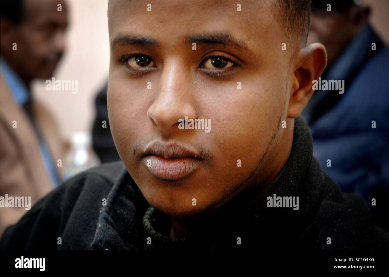 ¥ , March 16, 2007 -- Minneapolis, Minn. -- Mohamed Muse, 20 ans, a été embauché il y a six mois à l'usine Louis Park Target où ils lui ont permis de travailler dans la section des produits de porc pour qu'il n'ait pas à manipuler des produits de porc. (Crédit image : Glen Stubbe/Minneapolis Star Tribune/TNS via ZUMA Wire) Banque D'Images