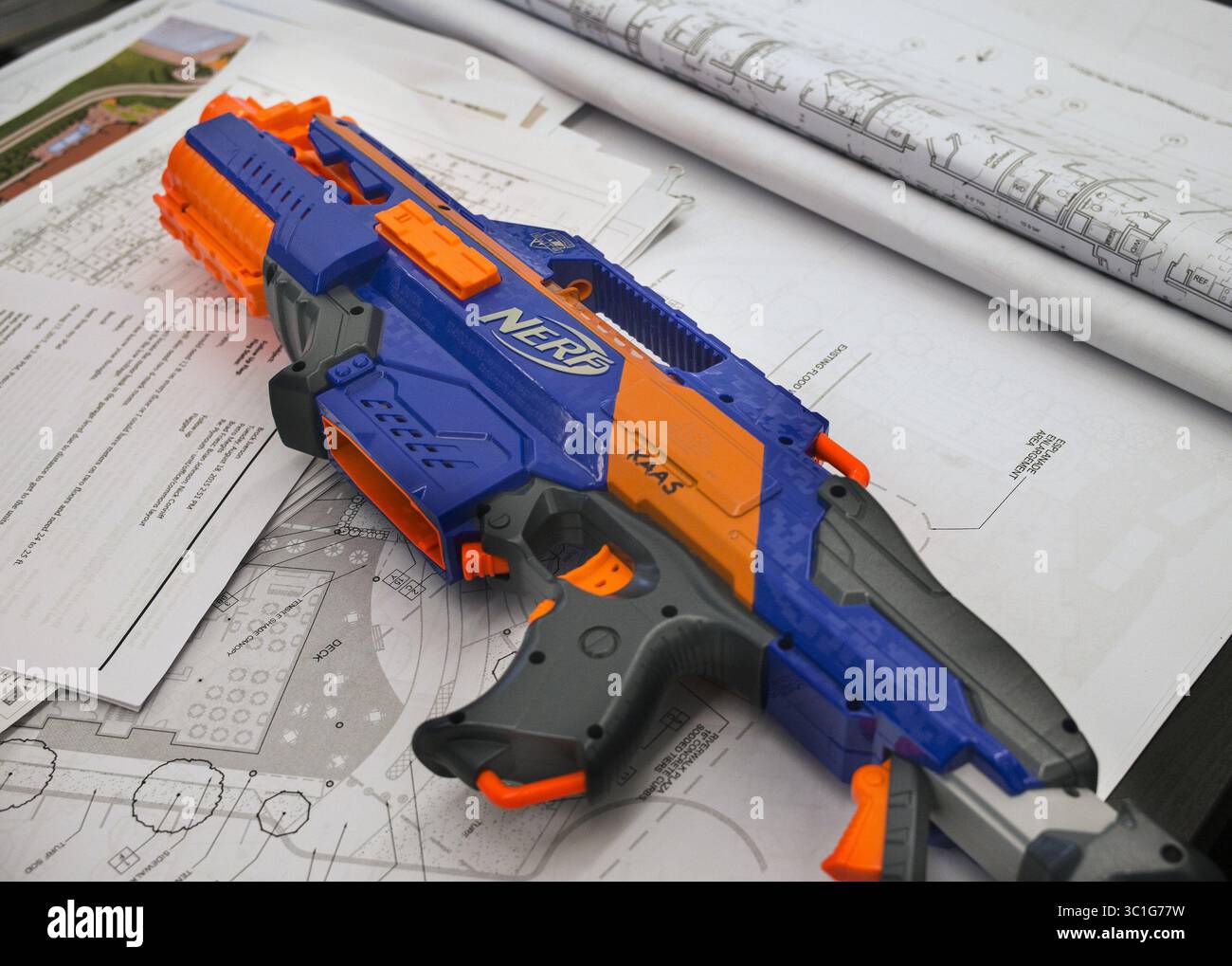 31 août 2015 - Bloomington, Minnesota, États-Unis - les employés de Kaas Wilson Architects bénéficient d'avantages tels que la guerre des armes à feu nerf qui rend le travail plus amusant. (Image de crédit : Richard Tsong-Taatarii/Minneapolis Star Tribune/TNS via ZUMA Wire) Banque D'Images