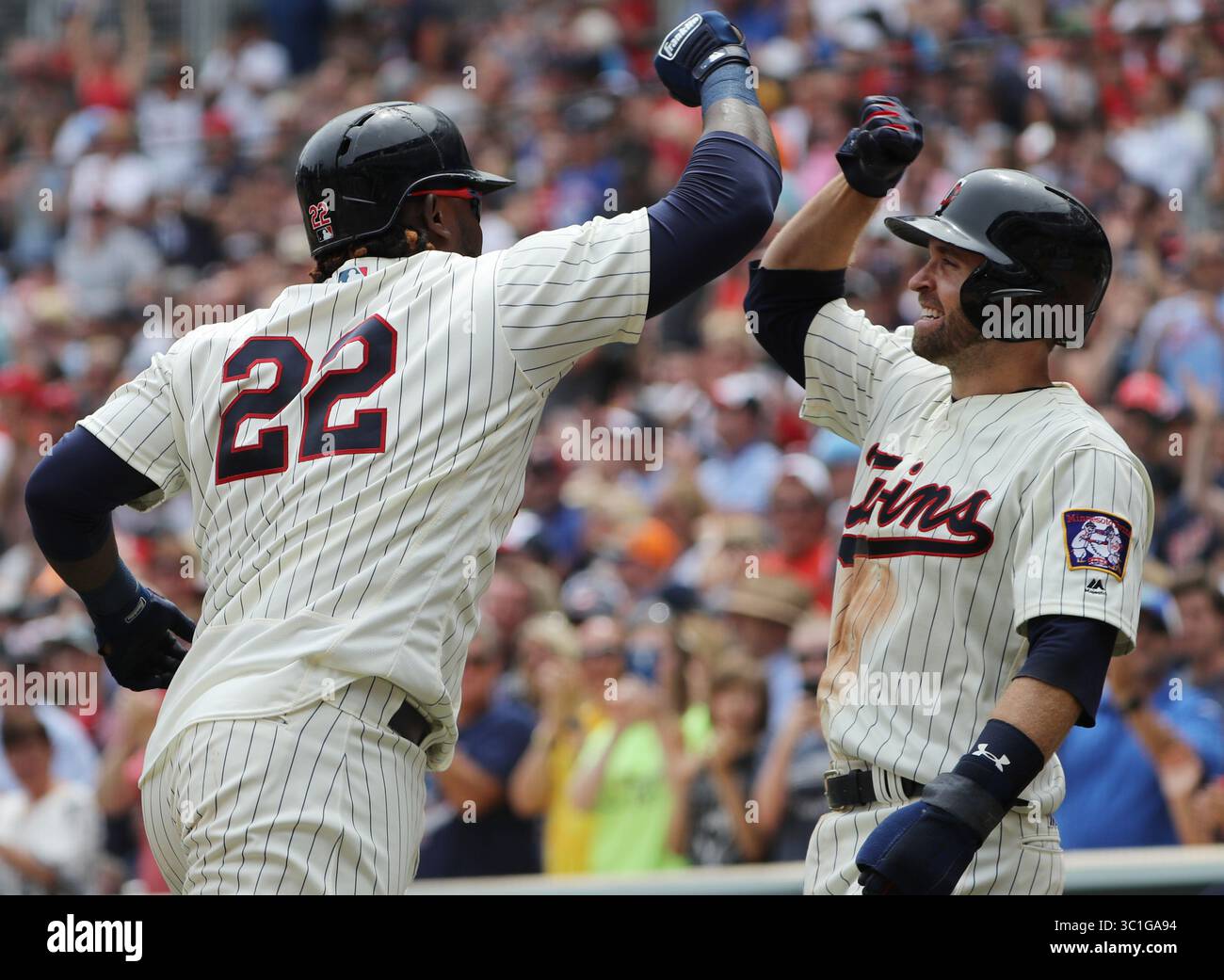 19 juillet 2017 - Minneapolis, MN - Minnesota, USA - États-Unis - Miguel Sano(22) qui vient de conduire Brian Dozier(2), à droite, et Eduardo Escobar(5) non représenté, se dirige vers l'abri.. Les jumeaux affrontent les Yankees à Target Field dans le dernier match de la série de 3 matchs. Richard (crédit image : Richard Tsong-Taatarii/Minneapolis Star Tribune/TNS via ZUMA Wire) Banque D'Images